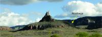 Vista panorâmica da localização do geossítio Alcobaça, que fica na base da escarpa erosiva da Chapada de São José, ao fundo. Foto: Rogério Valença Ferreira