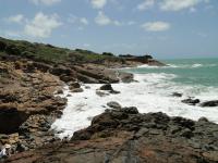 Visão panorâmica da área do geossítio Dique de Riolito Tardio do Granito do Cabo. Foto: Rogério Valença Ferreira.