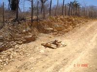 Posição do Buraco do Alecrim em relação a antiga estrada e ao anticlinal. Foto: Antônio José Dourado Rocha, 2008.