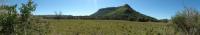 Vista geral do cerro do Bugio no entorno ocorrem campos nativos, na base e encosta ocorrem formações arbustivas e rupestres. Fotografia: Carlos Peixoto, 2014.