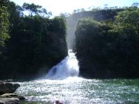 Corte aberto na rocha para drenar o Poço Rico. Fonte: Proposta Geoparque Pireneus (CPRM, 2010)