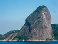 Face nordeste. As diferentes litologias e estruturas resultaram no colo onde se encontra um mirante e no nariz, onde se encontram os granitos. Autor: M. Ambrosio