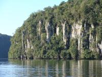 As  Escarpas Alagadas foram geradas devido a construção da hidrelétrica de Itaúba com a criação do lago, são paredões verticais que mostram as rochas vulcânicas da formação Serra Geral. (Autor Michel Godoy/2008)