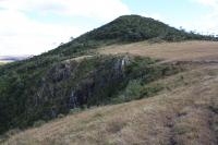 O sítio da geodiversidade Pico do Monte Negro possui 1.403 metros de altitude, e compõe a paisagem junto às escarpas. Os paredões rochosos do cânion Monte Negro são formados por rochas vulcânicas da formação Serra Geral de idade Cretácea Inferior. O local conta com belos mirantes voltados para a Planície Costeira Catarinense, sendo que do Pico Monte Negro tem-se uma visão que pode alcançar até a região da Serra do Rio do Rastro (SC). (Autor: Michel Godoy/2011)